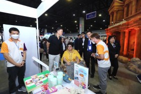 ศุภมาส รมว.กระทรวง อว. พร้อมคณะผู้บริหาร เยี่ยมชมบูธศูนย์ควา ... Image 3